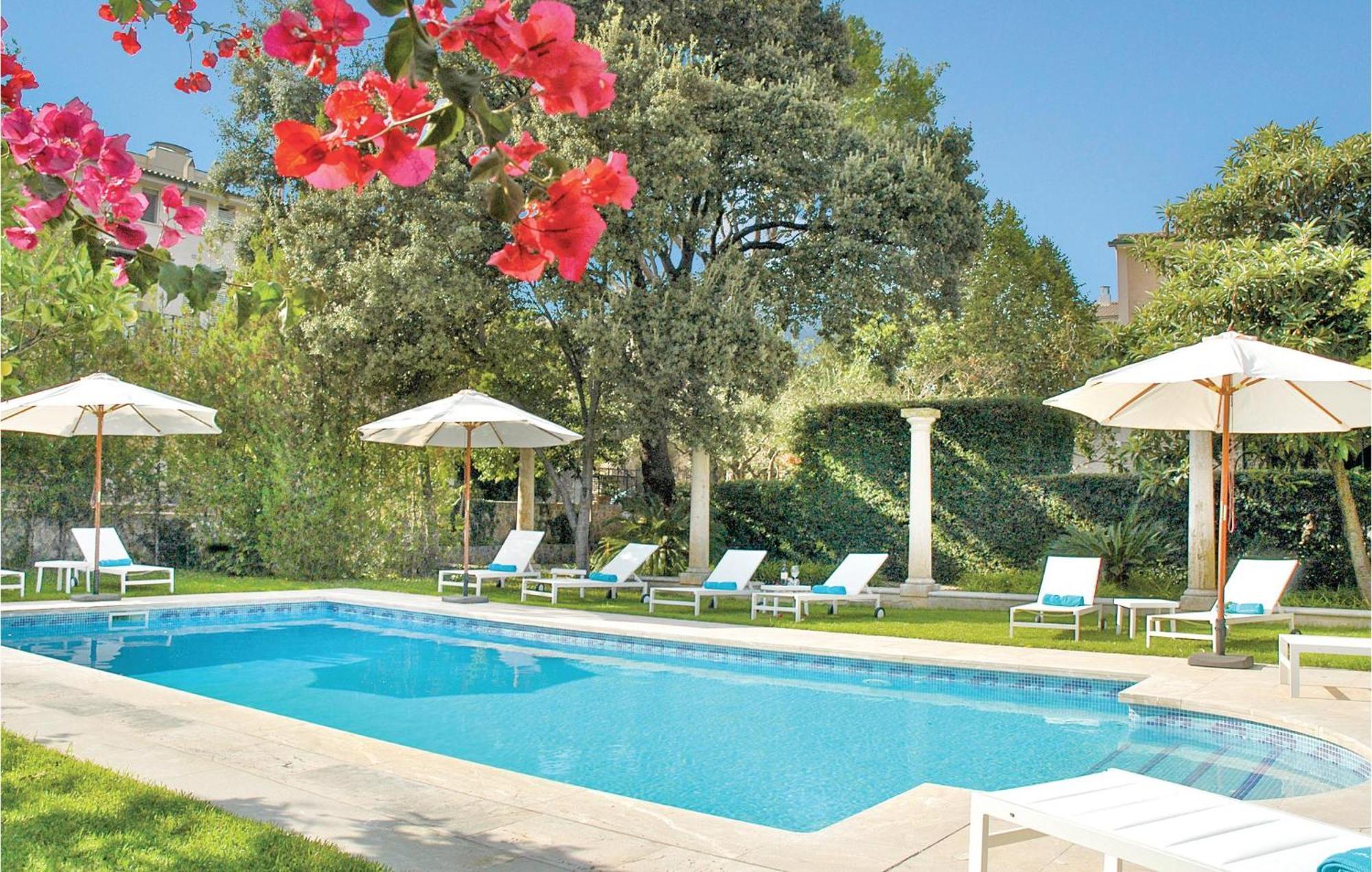 Holiday home Awesome In With Outdoor Swimming Pool *